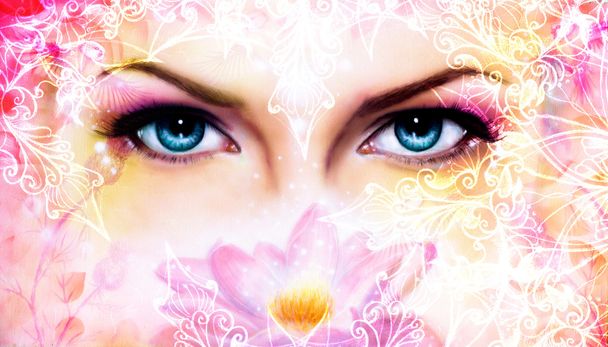 ojos azules de las mujeres que brillan encantando desde detrás de una flor de loto rosa en flor, con adornos
 - Foto, imagen