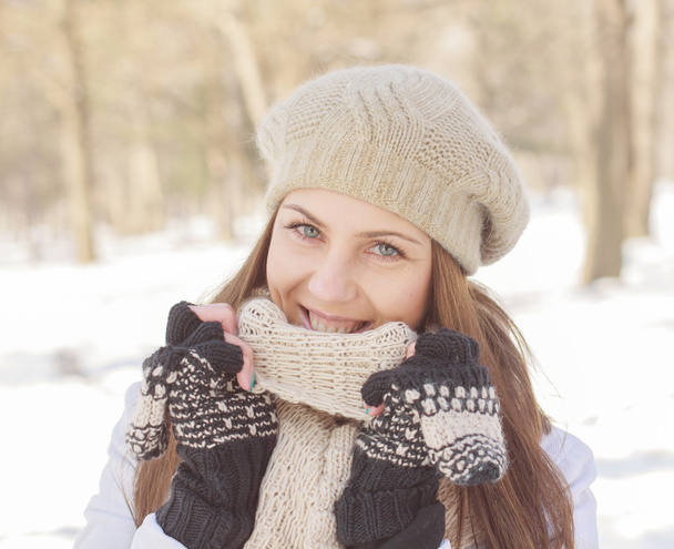 Hermosa chica sonriente de invierno
 - Foto, imagen