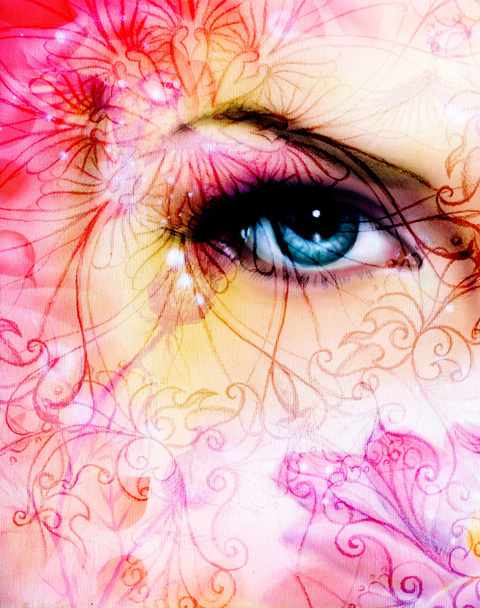 ojos azules de las mujeres brillando encantando desde detrás de una flor de loto rosa en flor, y el patrón de adorno
 - Foto, Imagen