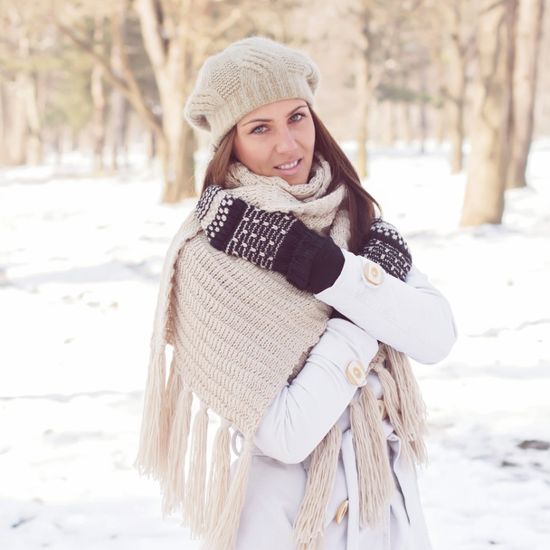 Feliz hermosa mujer joven temporada de invierno
 - Foto, imagen