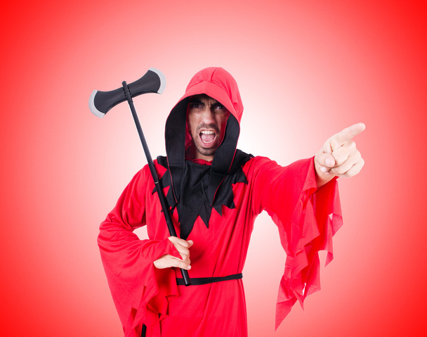 Палач в красном костюме с топором против градиента
 - Фото, изображение