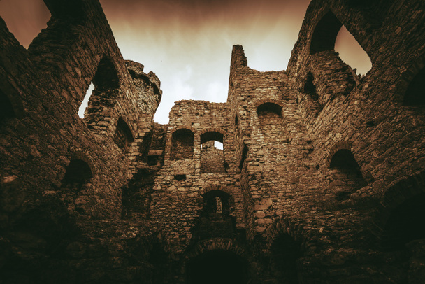 ポーランドの城の遺跡 - 写真・画像