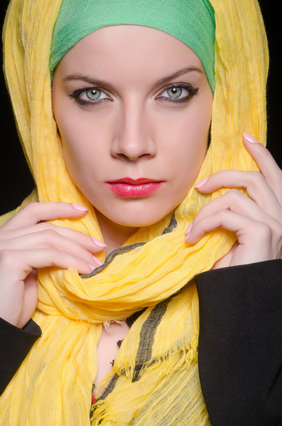 Súlyos nő visel színes fejkendő - Fotó, kép