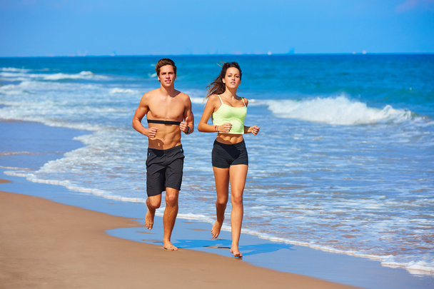 Paar läuft im Sommer am Strand - Foto, Bild