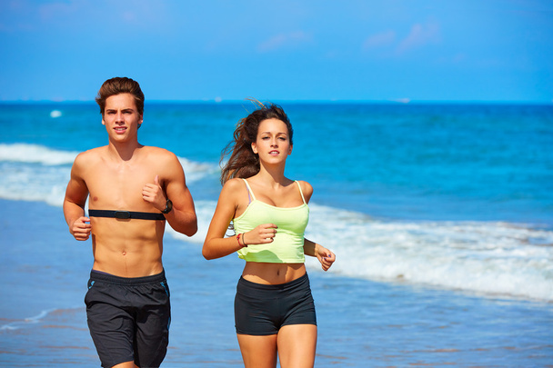 pár fiatal futás nyáron a strandon - Fotó, kép