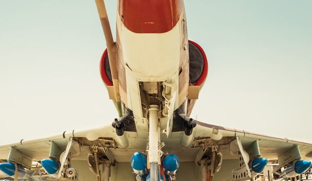 Bombas montadas sob a asa de uma aeronave de combate
 - Foto, Imagem