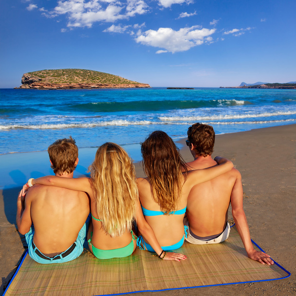 przyjaciele Grupa par siedzi z tyłu plaży piasek - Zdjęcie, obraz