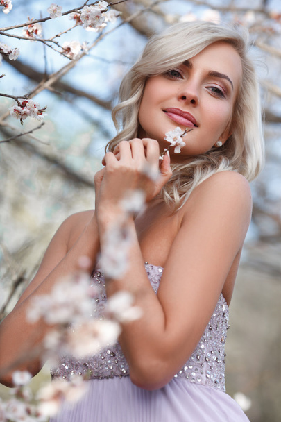 блондинка в квітковому саду
 - Фото, зображення