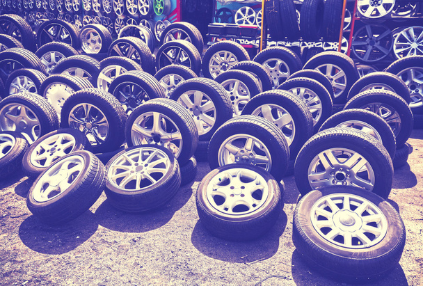 Imagen de estilo vintage de ruedas de coche y llantas de aluminio
. - Foto, imagen