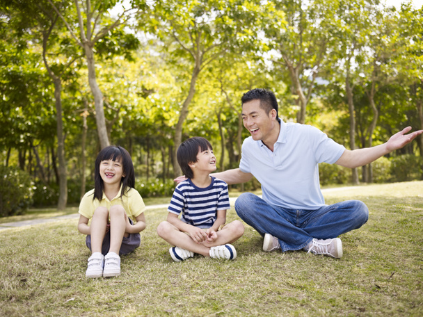 asijské otce a děti v parku - Fotografie, Obrázek