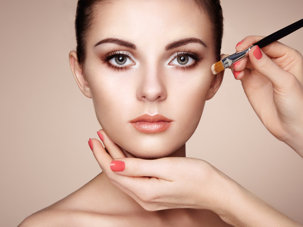 Makeup artist applies skintone - Foto, Imagem
