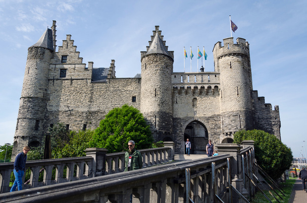 Antwerpen, Belgia - 11. toukokuuta 2015: Ihmiset vierailevat Steenin linnassa (Het steen) Antwerpenissä, Belgiassa
. - Valokuva, kuva