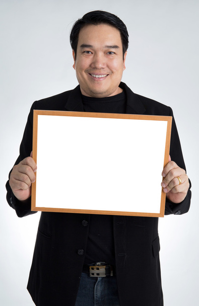 asiático hombre en negro traje sostiene un vacío blanco tablero
 - Foto, imagen