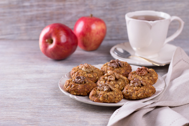 Oatmeal cookies with walnuts - Fotoğraf, Görsel