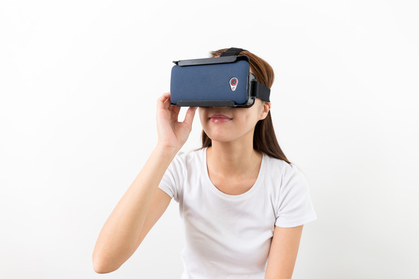 Mujer ver película a través de dispositivo VR
 - Foto, imagen