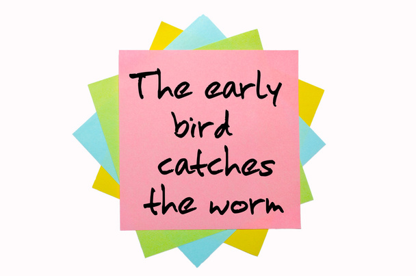 Provérbio "O pássaro cedo pega o verme" escrito em monte de
 - Foto, Imagem