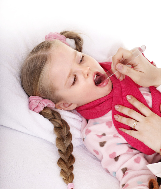 Arzt untersucht Kind mit Halsschmerzen. - Foto, Bild