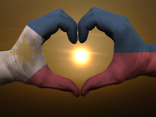 καρδιά και αγάπη χειρονομία από χέρια χρώματος σε Φιλιππίνες σημαία Ντούρι - Φωτογραφία, εικόνα