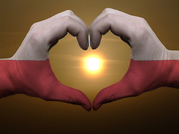 είναι η καρδιά και η αγάπη χειρονομία από χέρια χρωματισμένη με σημαία της Πολωνίας κατά τη διάρκεια - Φωτογραφία, εικόνα