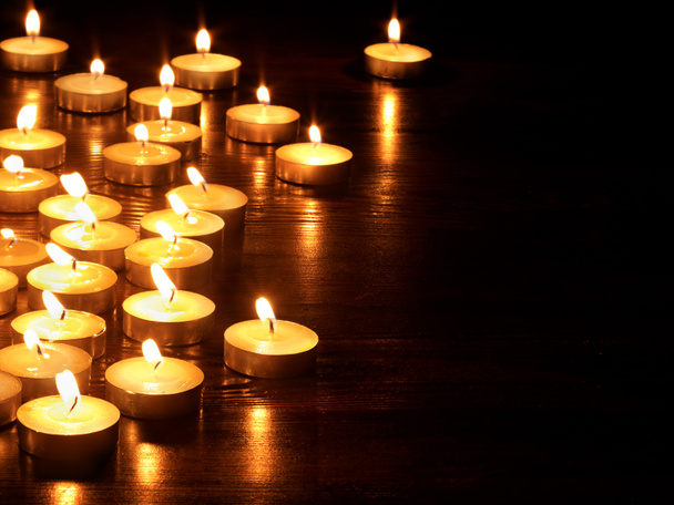 Группа свечей на черном фоне
. - Фото, изображение
