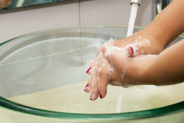 Kädet pestään saippualla juoksevan veden alla
 - Valokuva, kuva
