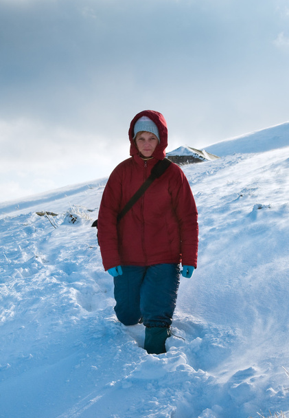 Femme et hiver vue sur la montagne enneigée et venteuse
 - Photo, image