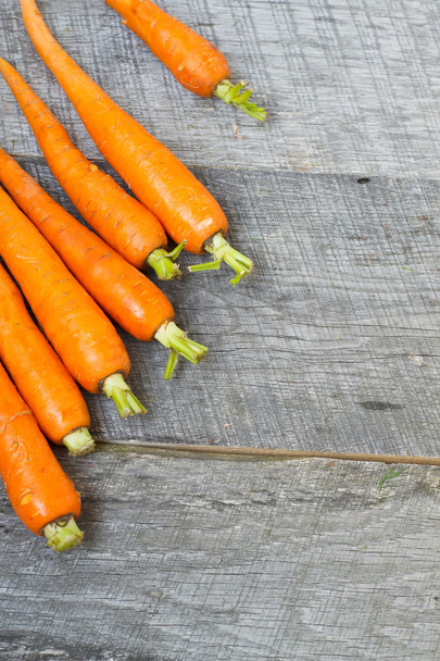 Органічна морква на дерев'яному фоні
 - Фото, зображення