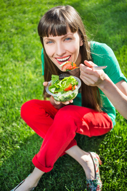 meisje met salade - Foto, afbeelding