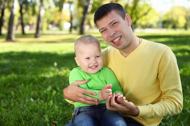 Père avec petit fils dans le parc
 - Photo, image
