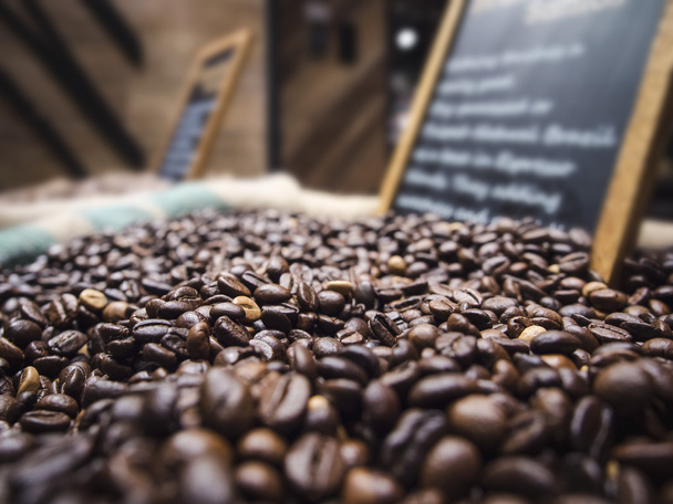 Kahve çekirdekleri adı tabela perakende mağaza ile satmak için - Fotoğraf, Görsel