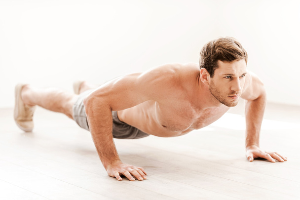 muscular man doing push-ups - Foto, Imagen