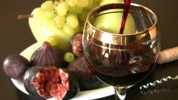 Красное вино и фрукты - Кадры, видео