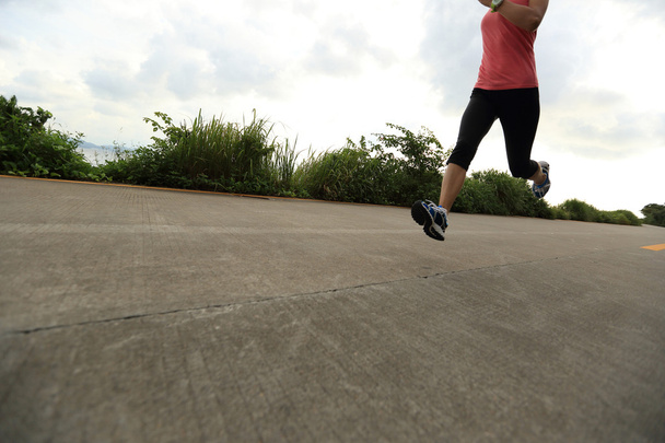 Fitness žena běžec běží na stopě - Fotografie, Obrázek