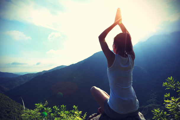 Fitness-Frau praktiziert Yoga - Foto, Bild