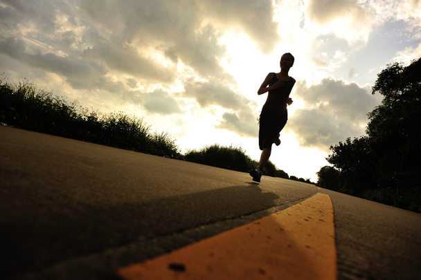 junge Fitnessläuferin läuft auf Sonnenaufgangspfad - Foto, Bild