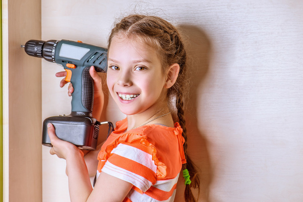 girl holding a drill - Foto, afbeelding