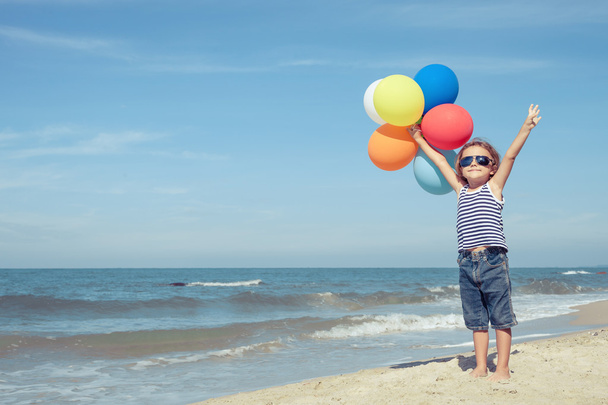  πορτρέτο του μικρού αγοριού που στέκεται στην παραλία κατά τη διάρκεια της ημέρας - Φωτογραφία, εικόνα