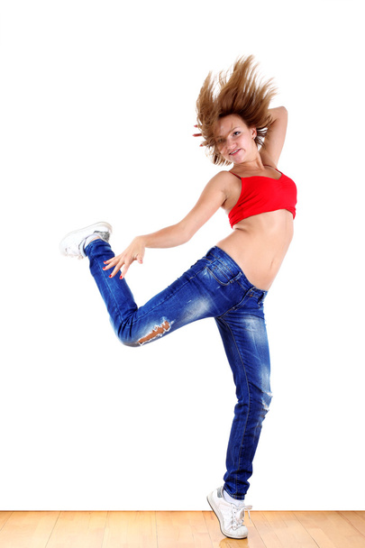 σύγχρονη χορεύτρια γυναίκα στην αίθουσα χορού - Φωτογραφία, εικόνα
