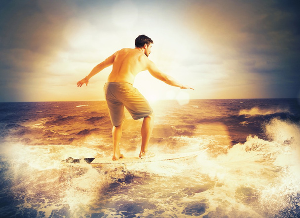 Guy surfea las olas
 - Foto, imagen