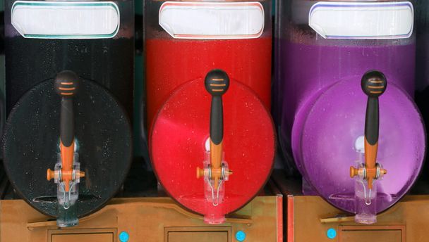 forgalmazó színes borotválkozás jég a bárban - Fotó, kép