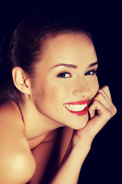 Portrait of smiling nude woman on dark background - Φωτογραφία, εικόνα