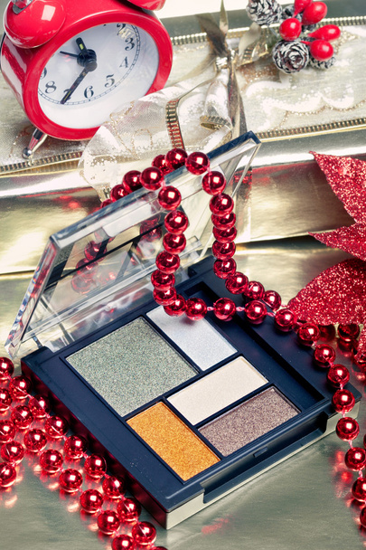 Cosmetica voor kerst nacht make-up: een palet oogschaduw - Foto, afbeelding