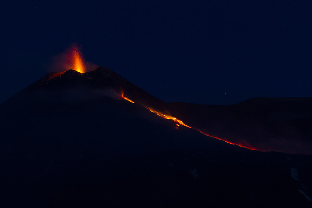 L'Etna erutta
 - Foto, immagini