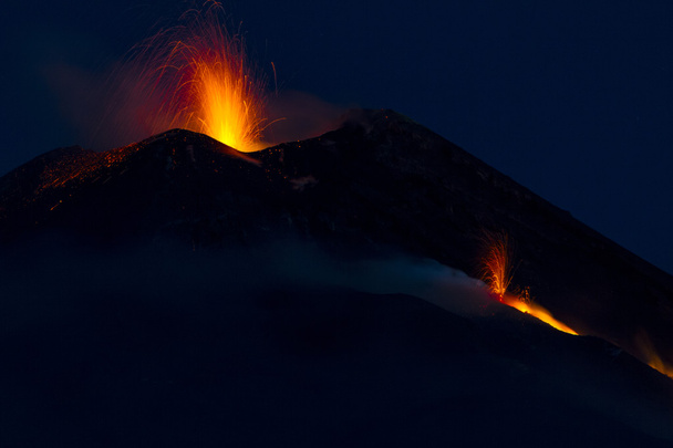 en erupción
 - Foto, imagen