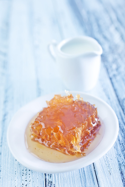 Tasty honey on plate - Фото, зображення