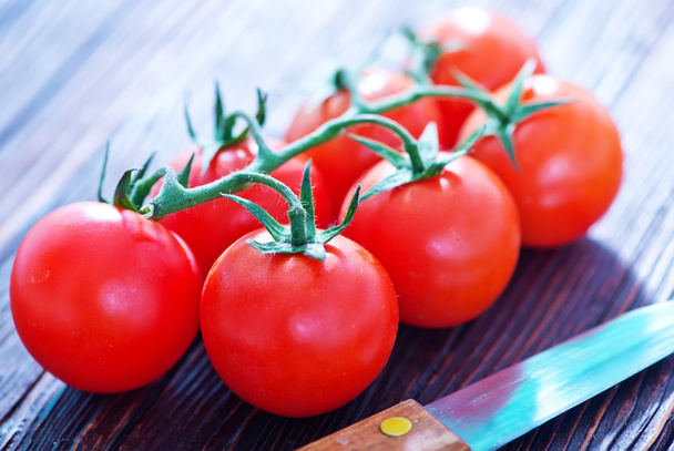 Wiśniowe pomidory i nóż - Zdjęcie, obraz