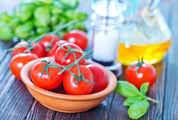 Fresh tomato and basil - Foto, Bild