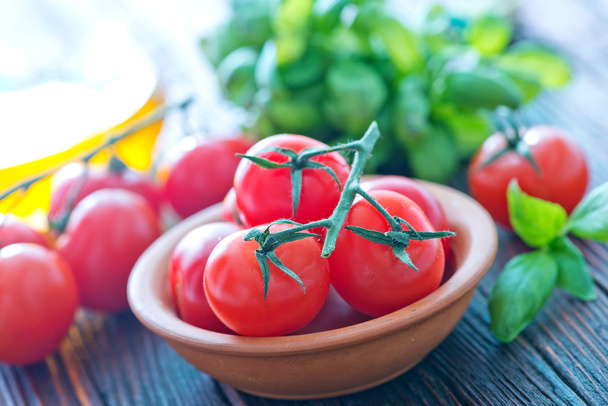 frische Tomaten und Basilikum - Foto, Bild