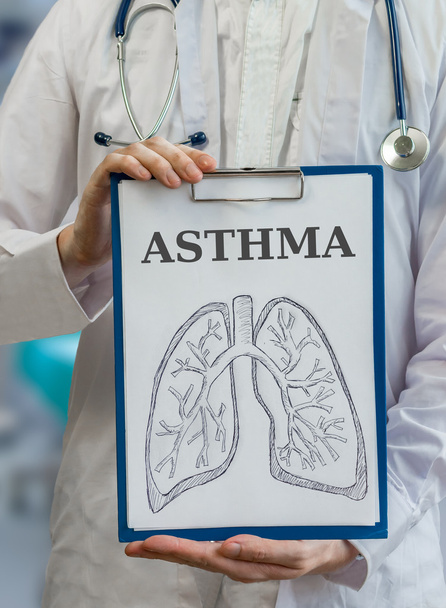 Врач держит планшет с диагнозом астма и рисунок легких
 - Фото, изображение