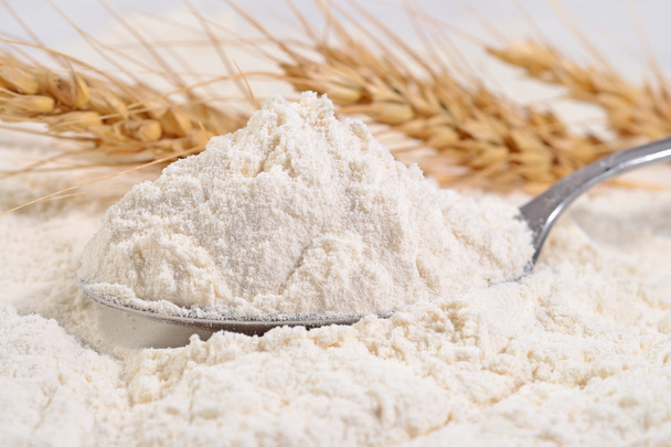 Białej mąki łyżka i kłosy pszenicy  - Zdjęcie, obraz